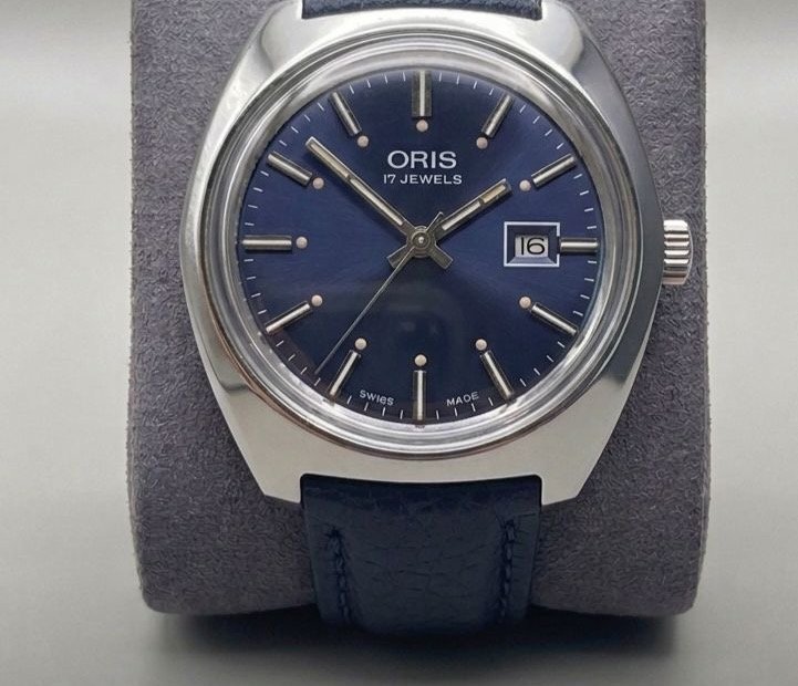 Restaurierte Oris 17 Jewels mit blauem Sunburst-Zifferblatt auf grauem Präsentationskissen